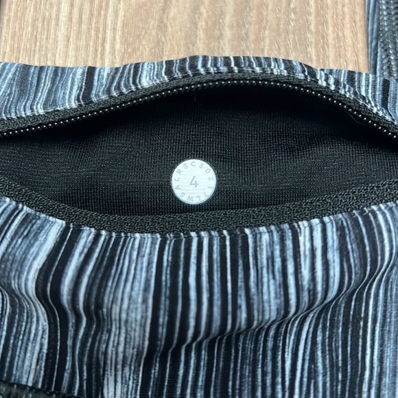 Lululemon Tight Stuff Tight II 22” in Low Tide Alpine White Black Legging Size 4 - Picture 4 of 7